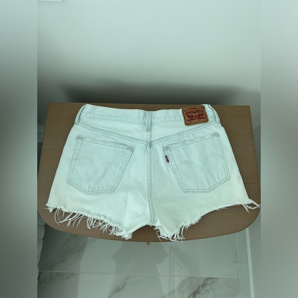 Levi’s 501 light wash cut-off denim shorts (29) - Picture 2 of 6